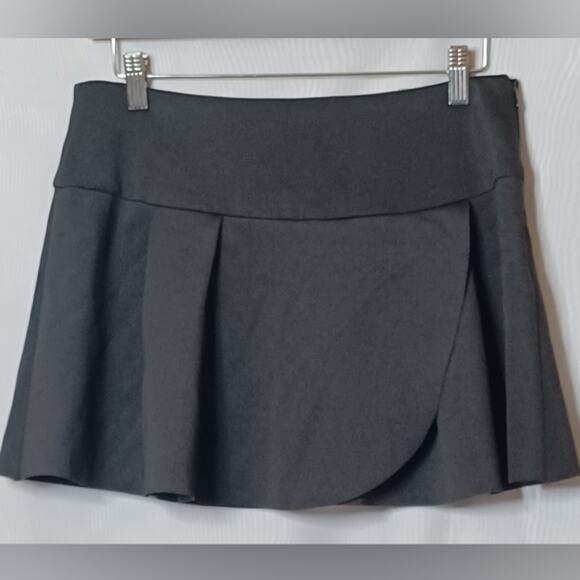 MNG Casualwear Women's Black Pleated Faux Wrap Mini Skirt. 4 - Picture 2 of 10